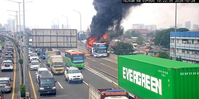 Gerak Cepat Sopir Selamatkan Anak TK saat Bus Wisata Dilalap Api